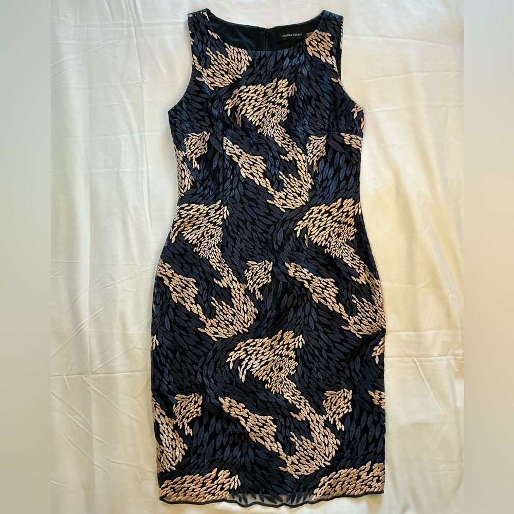 Ivanka Trump Sleeveless Lace Overlay Cocktail Navy/ Gold Pattern Dress size 4